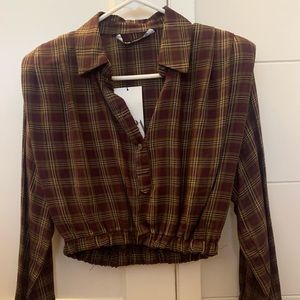 Crop top shirt with shoulder pads